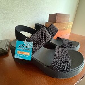NWIB Sketchers Cali Day Sandals. lightweight with Luxe Foam footbed Black size 8